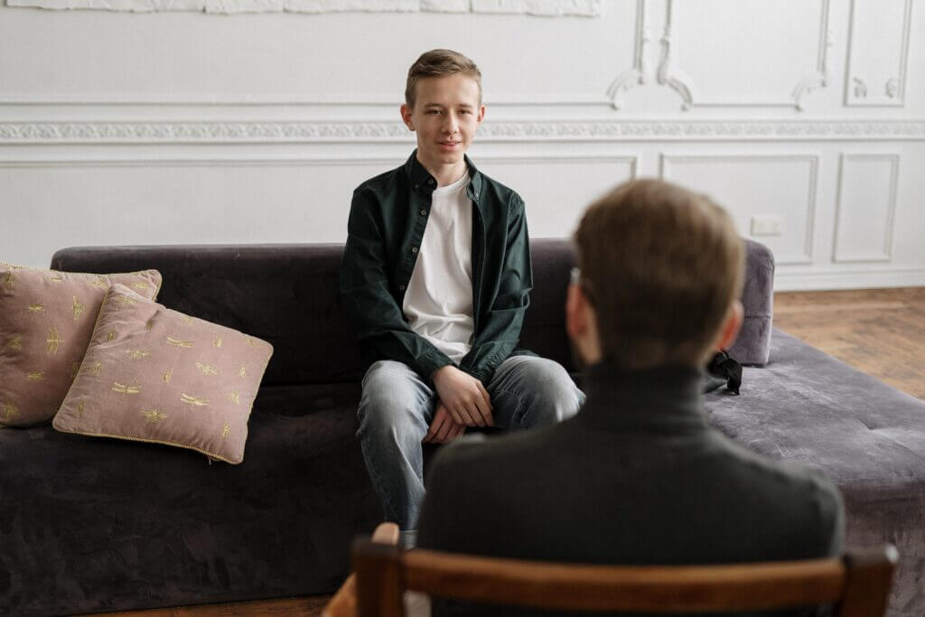Мальчик у детского психолога на консультаци